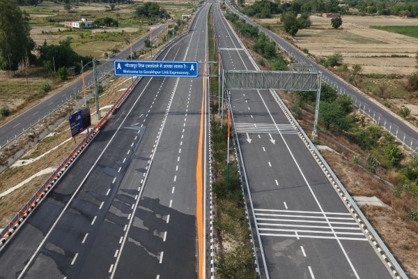 लखनऊ गोरखपुर लिंक एक्सप्रेसवे का इस्तेमाल करने वाले गाड़ी 285