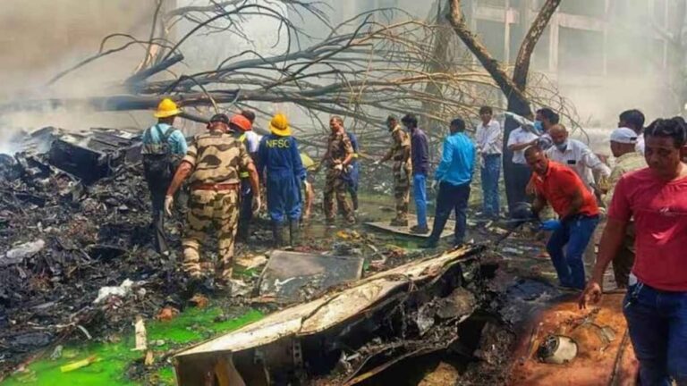 1टेकऑफ के दौरान प्लेन क्रैश, शव बिखरे – अफरा-तफरी मच गई