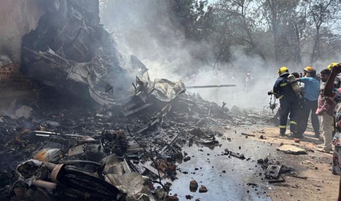 1टेकऑफ के दौरान प्लेन क्रैश, शव बिखरे – अफरा-तफरी मच गई