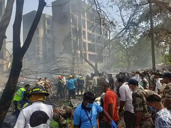 1टेकऑफ के दौरान प्लेन क्रैश, शव बिखरे – अफरा-तफरी मच गई