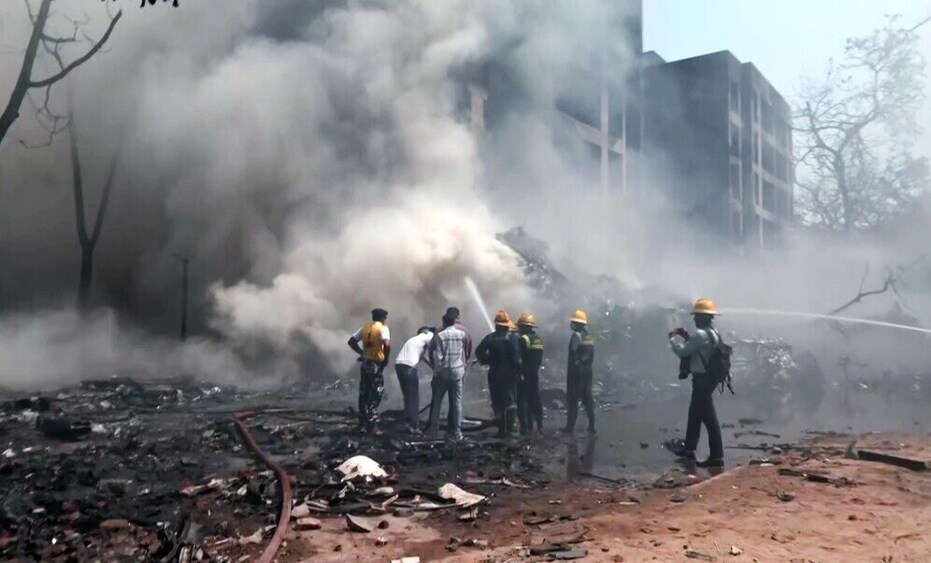 1टेकऑफ के दौरान प्लेन क्रैश, शव बिखरे – अफरा-तफरी मच गई