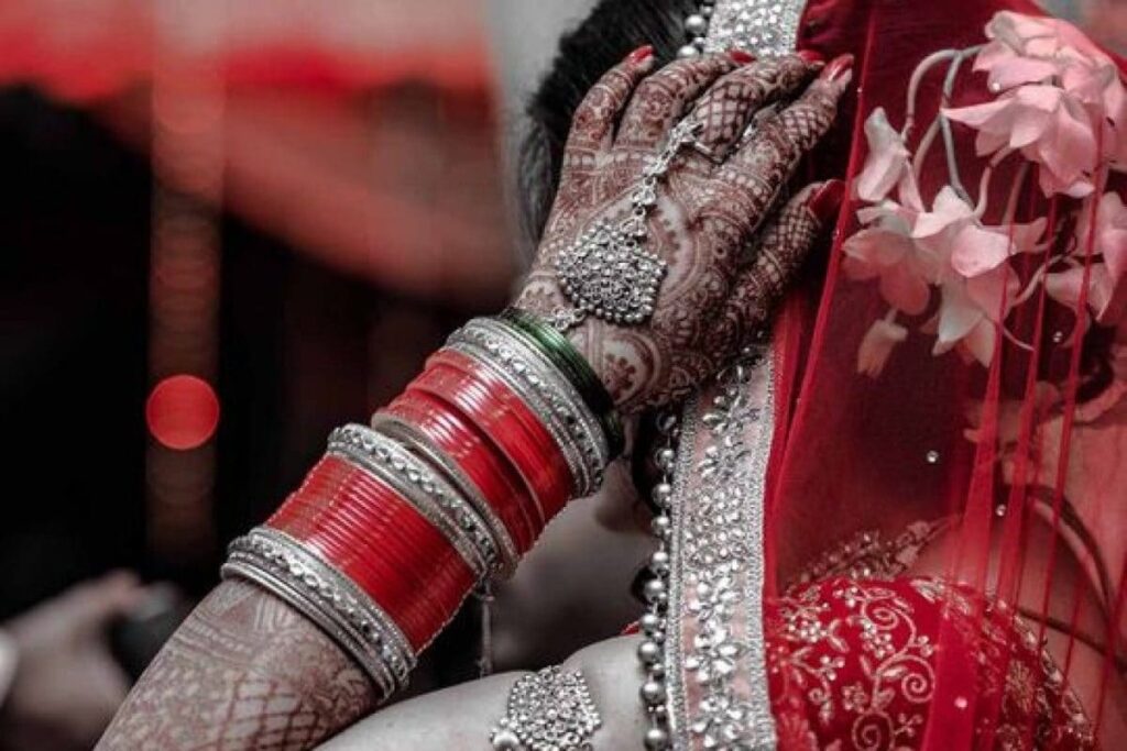 पति ने अपनी नई-नवेली दुल्हन के साथ ऐसा घिनौना काम किया